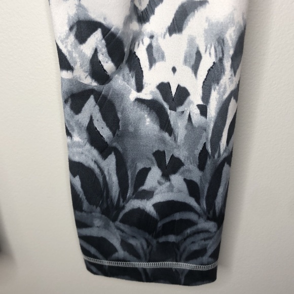 Lululemon 6 Wunder Under Crop Pants Amalia Feathers White, Grey, Black Funky - Picture 14 of 15